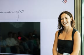 Content specialist Itziar geeft een presentatie.