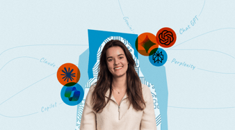 Jonge vrouw glimlacht voor een grafische achtergrond met abstracte vormen en kleurrijke iconen.