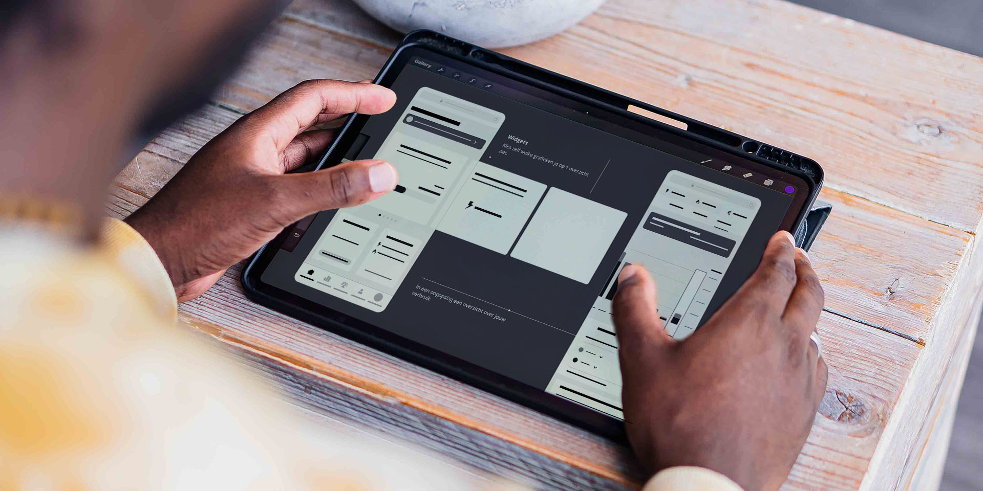 Daniel_met_ipad_houten_ondergrond_UX