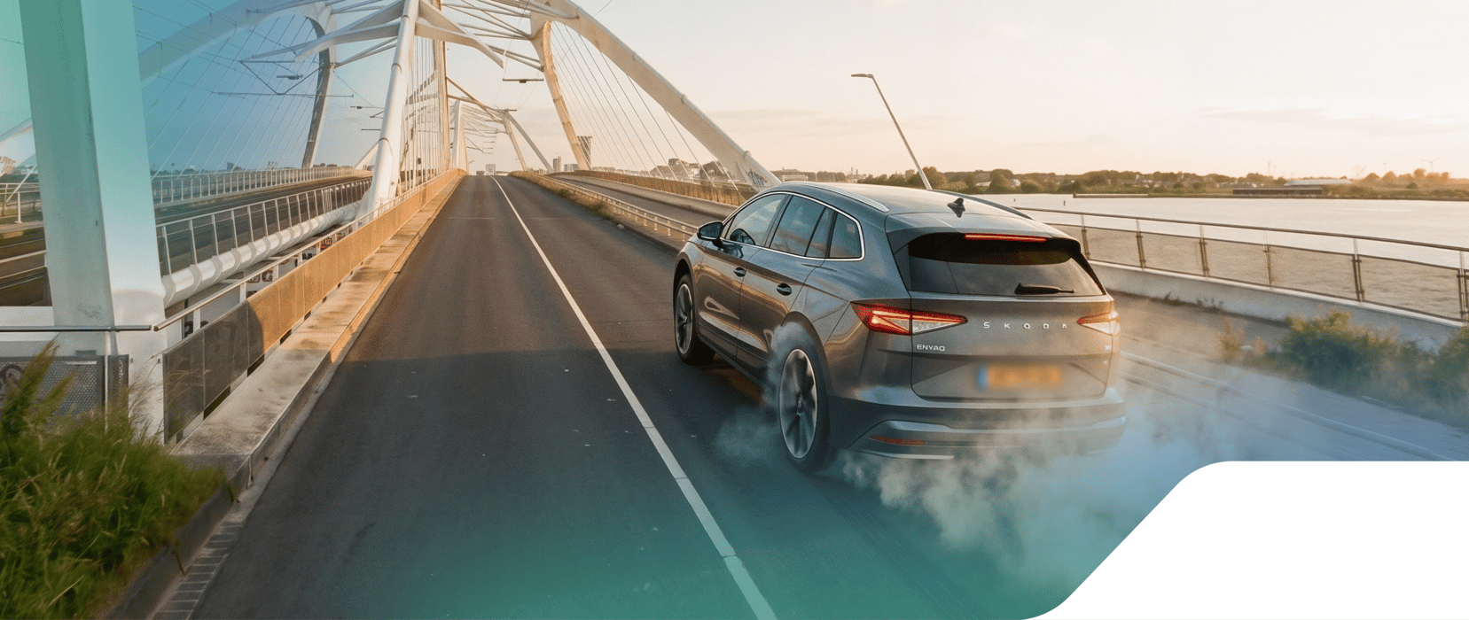 Škoda Enyaq rijdt over een brug bij zonsondergang.