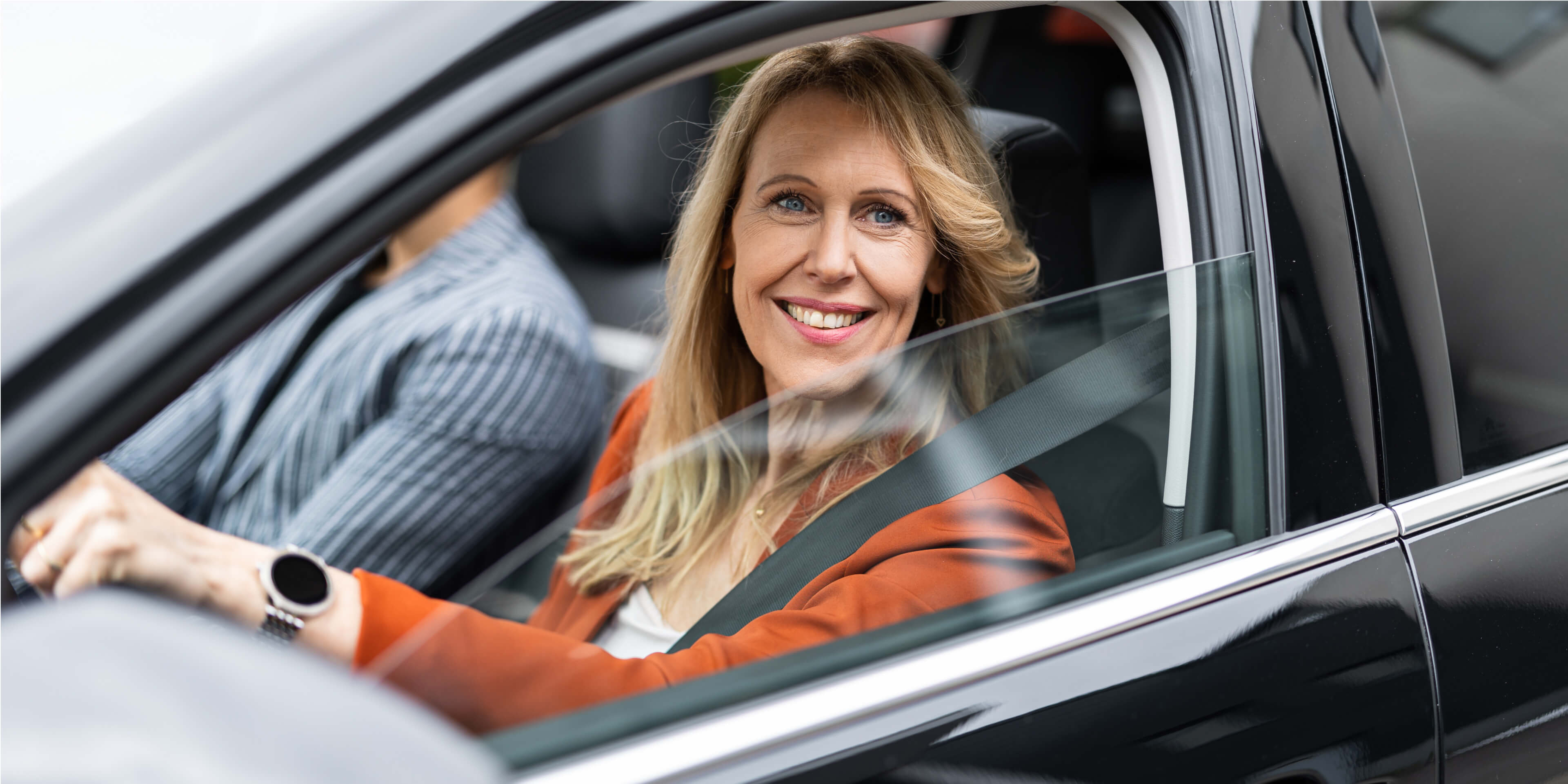 Hiltermann_fotografie_vrouw_kijkt_uit_autoraam