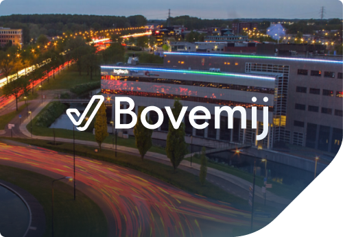 Bovemij kantoorgebouw bij avond met lichtstrepen van verkeer.