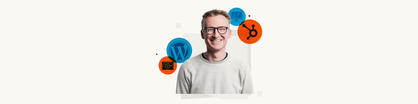 Lachende man met bril en iconen van WordPress, HubSpot en technologie op de achtergrond.